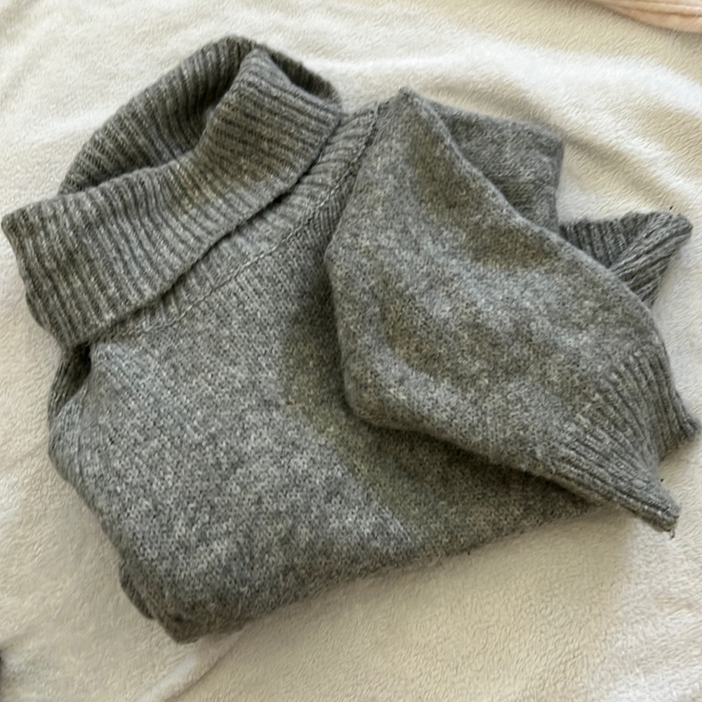 Lulu’s gray turtleneck sweater. Oversized